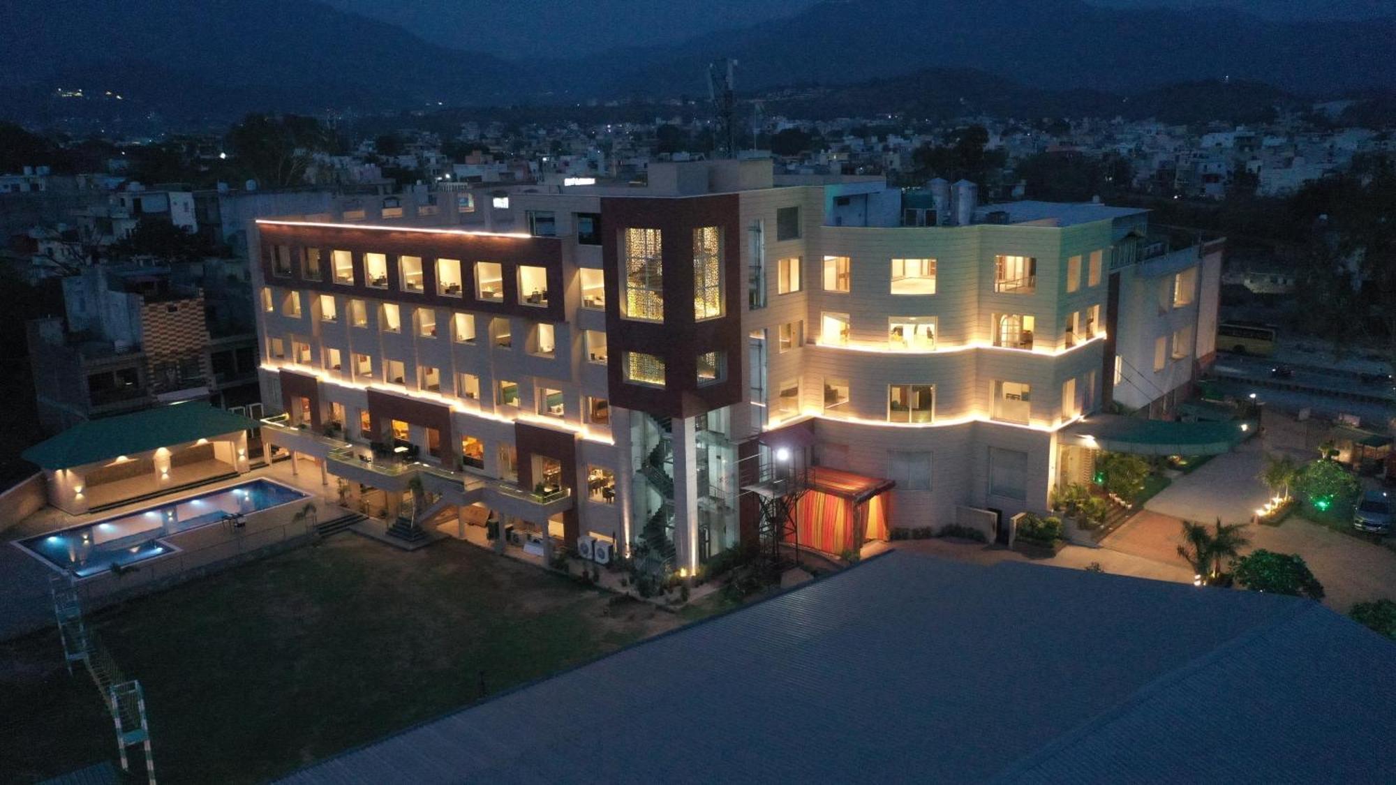 Hotel Classic Residency Kālka Екстериор снимка