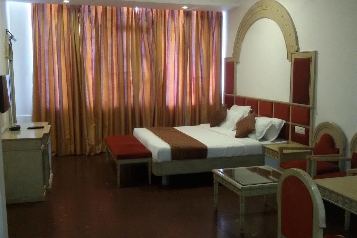 Hotel Classic Residency Kālka Екстериор снимка